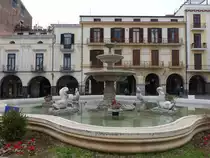 Cava di Tirreni, Brunnen und H�user an der Piazza Duomo (25.02.2023)