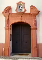 Jechtingen, das Eingangsportal der Kirche St.Cosmas und Damian stammt aus der Zeit um 1750, Okt.2022