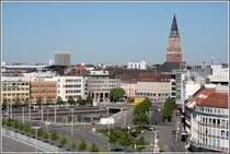 Blick ber den Bootshafen zum Berliner Platz in Kiel. Im Hintergrund berragt der Turm des Rathauses die Huser. 11.05.2008