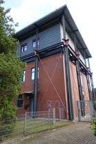 Hamburg am 16.9.2022: ehemaliges Post-Fernmeldegebude, zunchst gebaut ohne berbau, dann nachgerstet mit einem auf Stahlstelzen errichteten berbau, jetzt seit einigen Jahren auer Betrieb und anders genutzt, das ist Technik-Fortschritt /