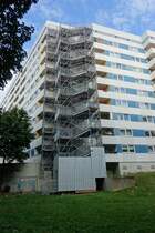 Hamburg am 16.9.2022: neue Bauvorschriften – das Gebude wurde 1974 gebaut, nach damaligem Stand der Technik, 2022 wurde aufgrund neuer Brandschutzvorgaben diese Feuertreppe errichtet /