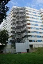 Hamburg am 16.9.2022: neue Bauvorschriften – das Geb�ude wurde 1974 gebaut, nach damaligem Stand der Technik, 2022 wurde aufgrund neuer Brandschutzvorgaben diese Feuertreppe errichtet /