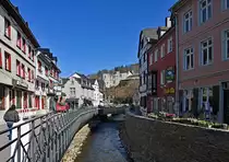 Bad M�nstereifel - Blick �ber die Erft in Richtung Burg. Die Zerst�rungen nach der Flutkathastrophe sind zu ca. 80 % wieder hergestellt - 01.03.2023