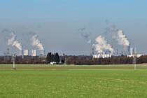 RWE Kohlekraftwerke (links) Neurath und (rechts) Niederauem - 09.03.2023