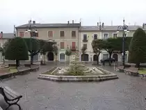 Bagnoli Irpino, Brunnen und H�user an der Piazza Lorenzo di Capua (26.02.2023)