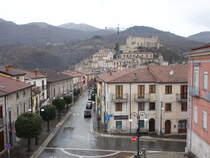Brienza, Ausblick auf die Altstadt und Castello Caracciolo (27.02.2023)