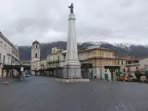 Teggiano, Obelisco di St. Cono und Kathedrale St. Maria Maggiore an der Piazza San Cono (27.02.2023)