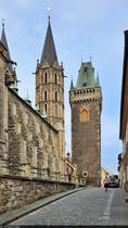 Koln (CZ):
Die Turm-Formation der St. Bartholomus-Kirche noch einmal im Hellen am nchsten Morgen. Da die Pension gleich nebenan lag, war ein kurzer Rundgang um das Bauwerk noch mglich. Wer es etwas ruhiger, abseits der groen Stdte, angehen lassen will, sollte unbedingt eine bernachtung in der Altstadt von Koln einplanen.

🕓 25.8.2022 | 8:53 Uhr