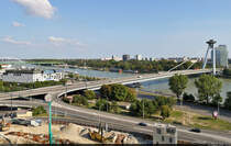 Bratislava (SK):
Die Brcke des Slowakischen Nationalaufstandes (Most SNP), gesehen auf dem Weg zur Burg. Sie wurde am 26.8.1972 erffnet. Demnach feierte sie einen Tag spter ihren 50. Geburtstag.

🕓 25.8.2022 | 16:46 Uhr