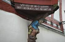 HERBORN/HESSEN-INNENSTADT/ERKERSTTZBALKEN

Na,seinen Humor hat der Bauherr trotz hoher Kosten noch nicht verloren....An einem Fachwerkhaus in Herborn,22.3.2023