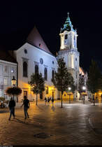Bratislava (SK):
Der erleuchtete Turm des Alten Rathauses am Hauptplatz (Hlavn nmestie) zu fortgeschrittener Stunde.

🕓 25.8.2022 | 20:54 Uhr