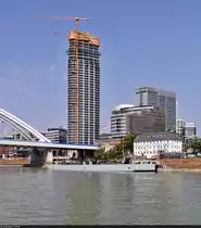 Bratislava (SK):
Wohin man schaut, die Baut�tigkeit am Donau-Ufer ist immens. Neben der Apollo-Br�cke wird ein neuer Wolkenkratzer hochgezogen – der 168 Meter hohe Eurovea Tower.

🕓 26.8.2022 | 11:33 Uhr