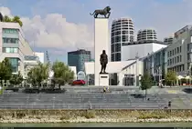 Bratislava (SK):
Zu Ehren des Astronoms, Generals und Politikers Milan Rastislav �tef�nik wurde an der Donau-Promenade eine Skulptur aufgestellt. Dahinter erheben sich die markanten Wohnh�user des  Sky Park .

🕓 26.8.2022 | 11:39 Uhr