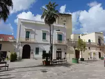 Leverano, H�user und Torre Federicana an der Piazza Fontana (02.03.2023)