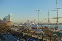 Hamburg am 17.12.2022: Hafentor mit �berseebr�cke (Cap San Diego) und Elbphilharmonie /