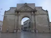 Lecce, Porta Napoli an der Piazza Angelo Rizzo, erbaut 1548 (03.03.2023)