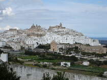 Ostuni, Ausblick auf die Altstadt mit Kathedrale und Castello (04.03.2023)