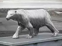 Longyearbyen ( am 05.07.2013) ​ist der gr��te Ort und das Verwaltungszentrum der von Norwegen verwalteten Inselgruppe Spitzbergen (norwegisch Svalbard) im arktischen Eismeer und einer der n�rdlichsten Orte der Erde.
Am Ortseingang steht diese eiserne Eisb�rskulptur. Etwa 3500 echte Exemplare leben auf dem Archipel. 
Seit 1973 steht der pelzige J�ger auf Spitzbergen ganzj�hrig unter Schutz.