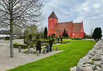 Die rote Kirche im Dorf V�lse auf der d�nischen Insel Falster. Im Kirchspiel lebten am 1. Oktober 2019 420 Einwohner. Aufnahme: 26. April 2023.