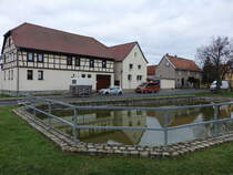 Ellersleben, Gebude am Dorfteich an der Dorfstrae (26.03.2023)