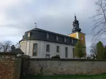 Gro�neuhausen, evangelische St. Georg Kirche, erbaut von 1727 bis 1729 (26.03.2023)