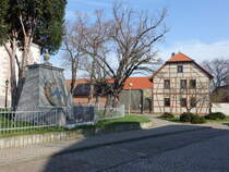 Haleben, Kriegerdenkmal und Fachwerkhaus in der Kirchgasse (07.04.2023)