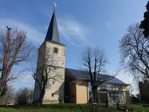 Riethnordhausen, evangelische Kirche St. Bonifatius, Langhaus erbaut 2001 durch die Architekten Walter Schinzel und Christoph Schwarzkopf (07.04.2023)