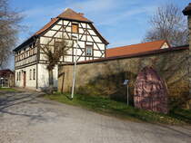 Schlovippach, Fachwerkhaus und Wappenstein in der Marktstrae (07.04.2023)