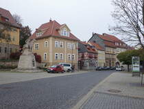 Bad Langensalza, Denkmal und Gebude am Augustinerplatz (14.11.2022)