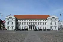 Das Rathaus von Wismar ist ein klassizistischer Bau aus dem ersten Viertel des 19. Jahrhunderts. (Mai 2023)