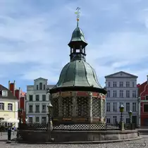 Die Wasserkunst Wismar ist ein im 16. Jahrhundert errichtetes pavillonartiges Geb�ude �ber dem historischen Trinkwasserbrunnen. (Mai 2023)
