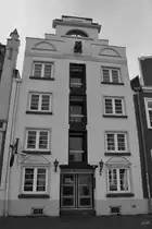 Das Galerie Restaurant TO'N OSSEN befindet sich in einem ehemaligen Speichergeb�ude. (Wismar, Mai 2023)