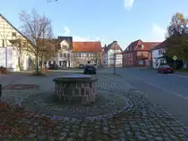 Schlotheim, Brunnen und Geb�ude am Pferdemarkt (13.11.2022)