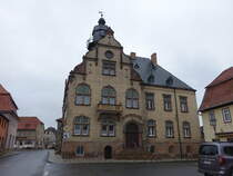 Heldrungen, Rathaus an der Hauptstrae, erbaut von 1900 bis 1901 (08.04.2023)
