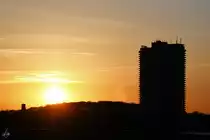 Sonnenuntergang zwischen altem Leuchtturm und dem 119 Meter hohem Maritim-Hochhaus in Travem�nde. (Mai 2023)