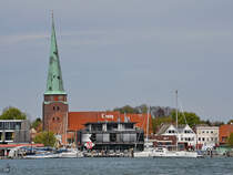 Die evangelisch-lutherische Kirche St.-Lorenz in Travemnde ist eine sptgotische Backsteinkirche aus dem 16. Jahrhundert. (Mai 2023)