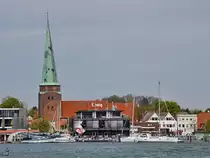 Die evangelisch-lutherische Kirche St.-Lorenz in Travem�nde ist eine sp�tgotische Backsteinkirche aus dem 16. Jahrhundert. (Mai 2023)