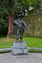 An der Statue von d’Artagnon, einer der Drei Musketiere, sind wir zuf�llig w�hrend einem Rundgang durch Maastricht vorbeigelaufen. Auf dem unteren Sockel steht in franz�sischer Sprache, einer f�r Alle, Alle f�r einen“. 05.2023
