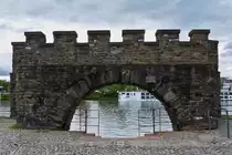 Het Waterpoortje, (die Wasserpforte), erbaut im 13.Jahrhundert, war Teil der Stadtmauer und Diente zu jener Zeit zum be- und entladen der Schiffe auf der Maas, um 1714 wurde das Durchgangsloch vergr��ert um das be- und entladen zu vereinfachen. Nachdem es um 1890 von der Gemeinde Maastricht zerst�rt wurde, wurde es im Jahr 1897 durch das Innenministerium Rekonstruiert worden. (�bersetzt von der Tafel welche an der Mauer befestigt ist und noch zu lesen ist). 05.2023