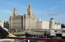 Das Royal Liver Building am 13.09.2012. Es ist eines der Wahrzeichen von Liverpool und wurde nach der Royal Liver Assurance benannt, die das Geb�ude als Hauptsitz der Versicherung erbauen lie�. Entworfen wurde es von Walter Aubrey Thomas und war eine der ersten mehrst�ckigen Stahlbetonkonstruktionen sowie eines der ersten Hochh�user Gro�britanniens.(Text: Wikipedia).