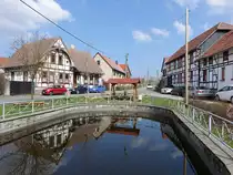 Meckfeld, Fachwerkh�user am L�schteich im Dorfe (09.04.2023)