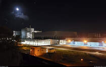 Nur der Mond schaut zu:
Lichterfahrt mit einem Sonderzug durch die Tagebau-Kraftwerke im Lausitzer Braunkohlerevier. Soeben geht es am Industriepark Schwarze Pumpe entlang.

🕓 5.11.2022 | 17:32 Uhr