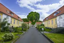 Toldgaarden ist ein kleiner Geb�udekomplex am Haraldsdalvej in Padborg (deutsch Pattburg). Er wurde 1921 erbaut, kurz nachdem die heutige Staatsgrenze zwischen D�nemark und Deutschland festgelegt wurde. Toldgaarden diente bis 1994 als Dienstwohnungen f�r die d�nische Grenzpolizei. Dann wurde es verkauft und wird heute als private Wohnungsgenossenschaft A/B Toldgaarden betrieben. Aufnahme: 28. Mai 2023.