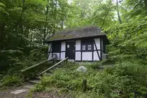Waldhaus an der Freilichtb�hne im Pattburger Wald (d�nisch Padborg Skov). Das Haus liegt direkt am Gendarmenpfad. Aufnahme: 28. Mai 2023.
