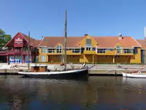 Moss, Holzh�uer und Supermarkt an der Varftsgata (21.05.2023)