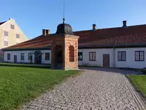 Kongsvinger, alte Kaserne von 1702 und Hauptbrunnen (22.05.2023)