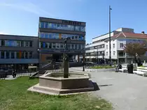Hamar, Brunnen und H�user am Triangelparken Platz (22.05.2023)
