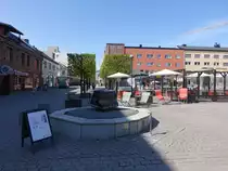 Hamar, Brunnen und H�user am Ostre Torg Platz (22.05.2023)