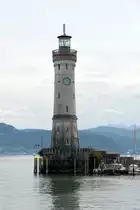LINDAU (Bodensee), 07.05.2023, Begrenzung der Hafen-Westseite durch den Leuchtturm von 1856, dem einzigen Leuchtturm Bayerns und dem s�dlichsten Deutschlands
