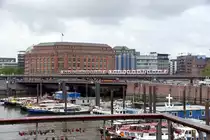 HAMBURG, 24.05.2023, Blick vom Kehrwiedersteg �ber Binnenhafen auf die Hochbahnlinie U3 und das Slomanhaus
